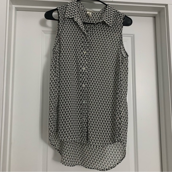 H&M Black & White geometric print hi-low sheer sleeveless button-down. Size 2 - Picture 1 of 15